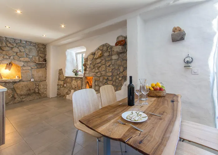 Semesterbostad House Stone